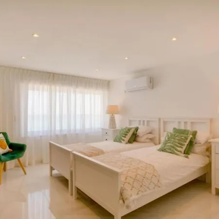 Frente Al Mar Bellamente Renovada Estepona