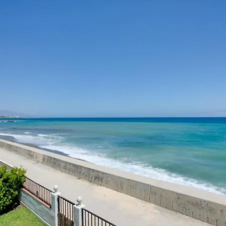 Frente Al Mar Bellamente Renovada Estepona